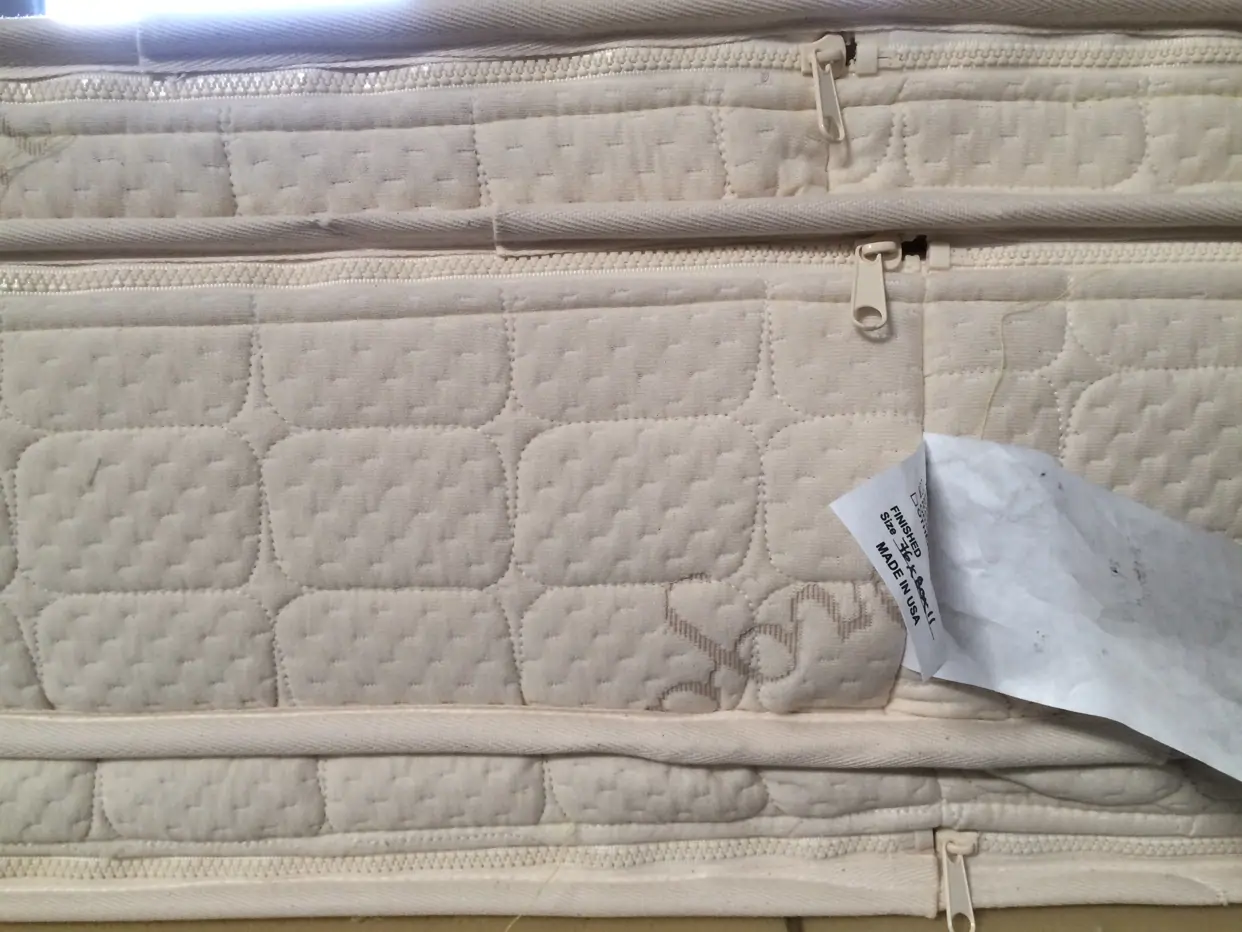 Los Anglees The Ultimate 12-inch natural organic mattress has 3 zippers and 3 chambers